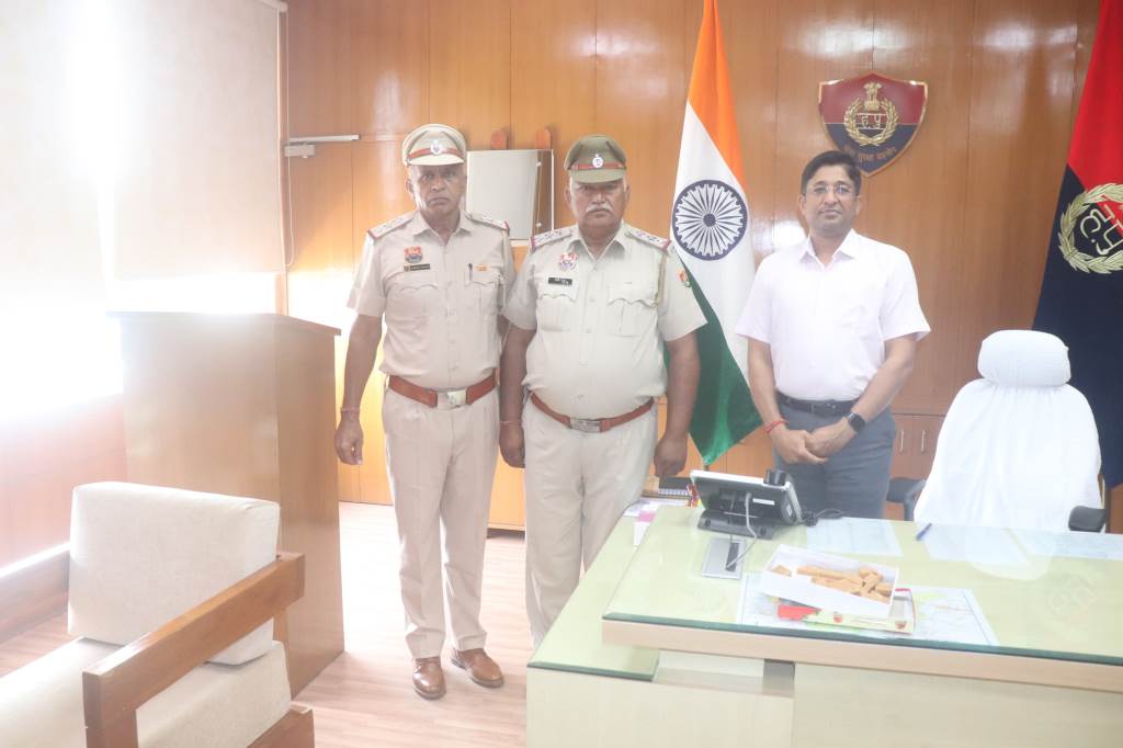 हांसी पुलिस के दो उप निरीक्षक बने निरीक्षक एसपी विनोद कुमार ने स्टार लगाकर दी बधाई